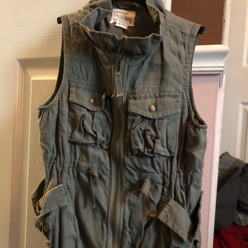 Feminine and frilly khaki vest size 6/7 crewcuts